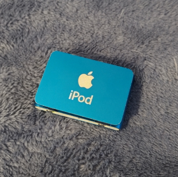 Vintage iPod Shuffle (NO Charger) - Picture 3 of 6